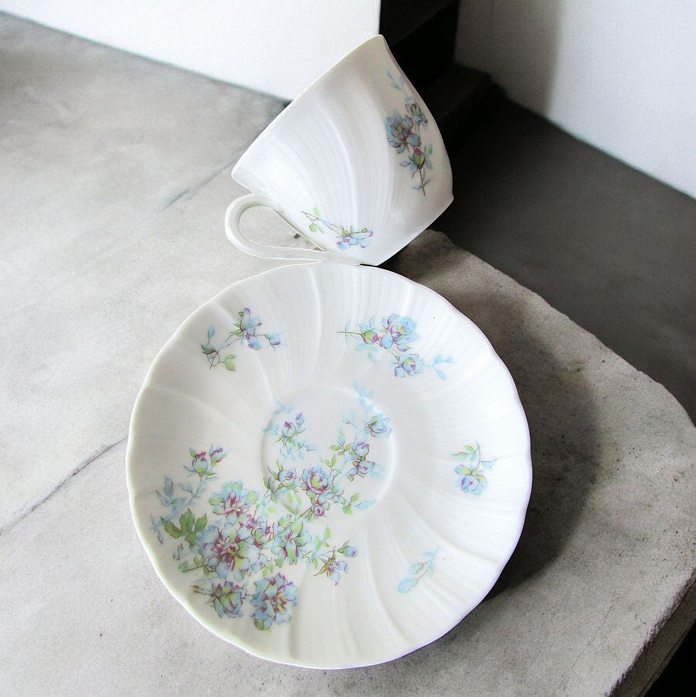 Limoges. Bernardaud. Tasse à café en porcelaine modèle Gabrielle