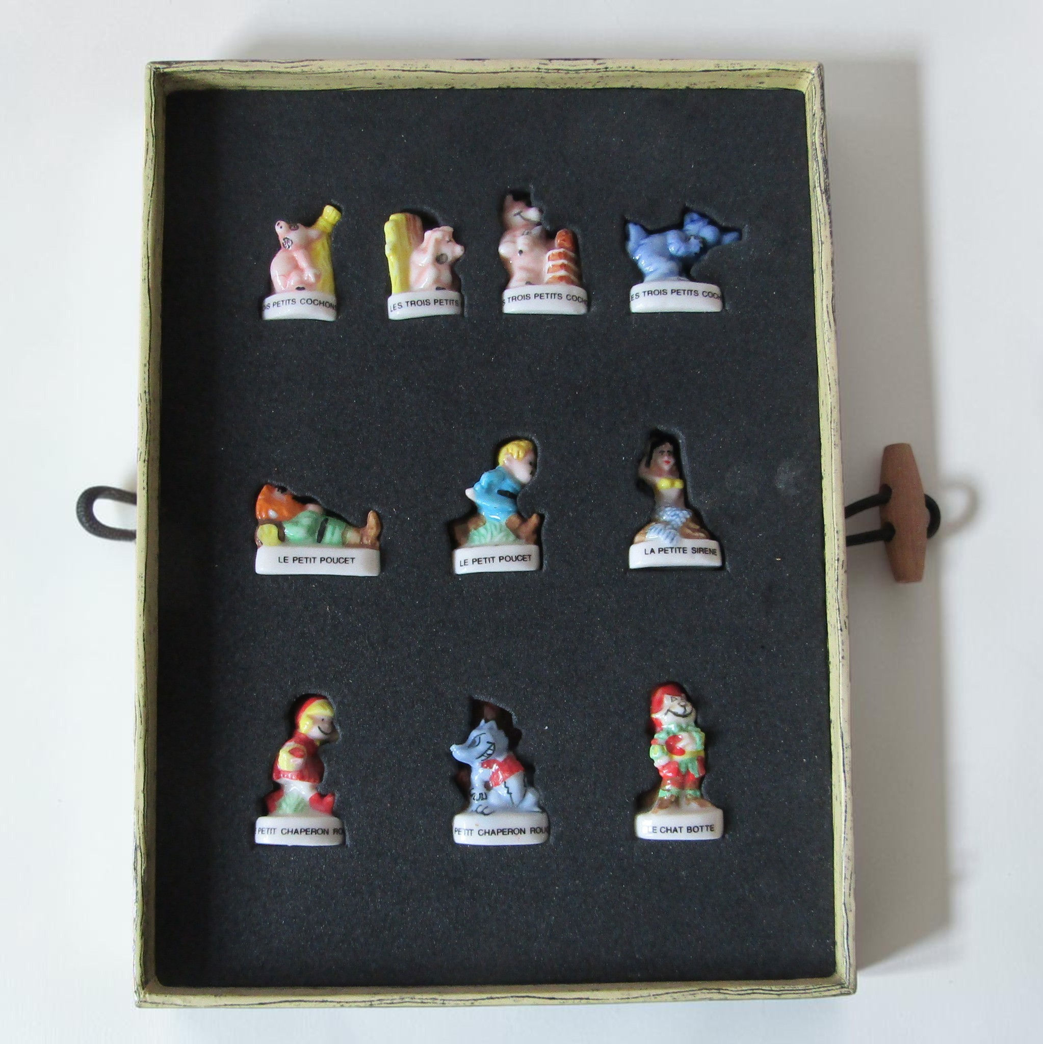 Série Contes de notre enfance – 10 fèves brillantes en porcelaine, Éditions Casino, 2002 : Petite Sirène, Petit Poucet