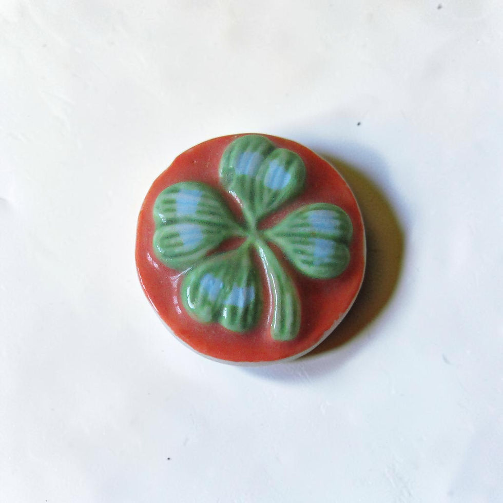 Miniature : Fèves en porcelaine brillante Porte-Bonheur 1 (Éditions Prime, 2004), série de 8 médaillons colorés représentant des symboles