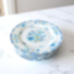 Limoges Bernardaud. Assiette plate en porcelaine décor de fleurs modèle Pahang