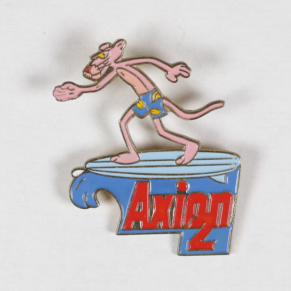 Pin's représentant la Panthère rose en train de surfer sur une vague, portant un short bleu, avec le logo « Axion 2 »