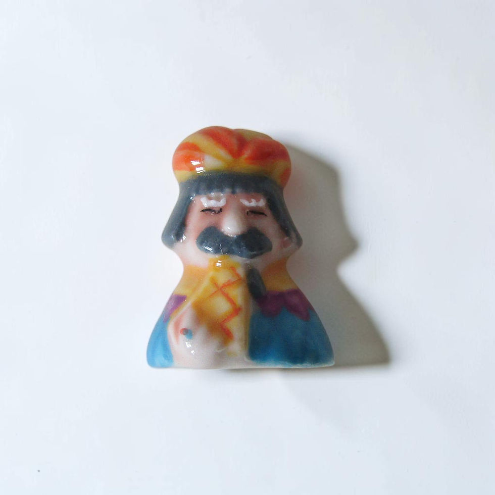 Fèves brillantes en porcelaine de la série « P'tits rois mages » des Éditions Prime, datant de 2007, représentant les Rois