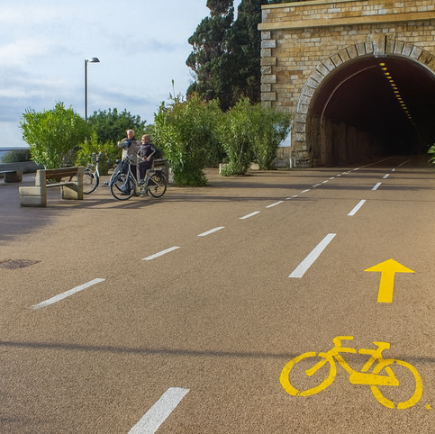 La piste cyclable et promenade piétonne côtière, s’étend de San Lorenzo al Mare à Ospedaletti et compte parmi les plus longues du bassin méditerranéen. Le parcours, principalement plat, longe essentiellement la mer, offrant des panoramas fantastiques.
En chemin, de nombreuses plages magnifiques vous invitent à faire une pause et à vous rafraîchir dans l’eau. Mais les petits villages côtiers que vous traversez en chemin valent également le détour pour y faire une pause ou déguster une délicieuse glace italienne par exemple.