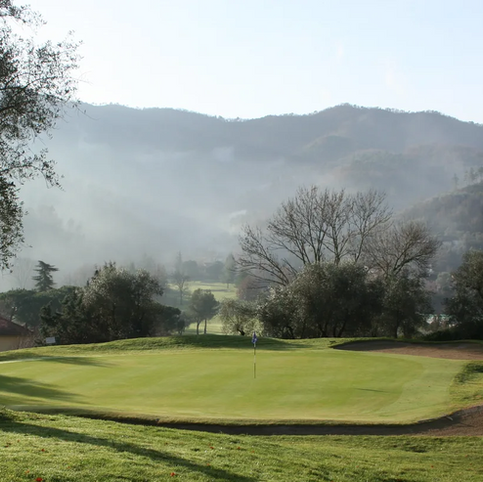 Trois parcours de golf se trouvent dans la région d' Imperia.
Le Circolo Golf Degli Ulivi San Remo. Il s'étend sur le terrain vallonné des pentes montagneuses qui surplombent la ville.
Le Garlenda Golf Club, fondé en 1964 par deux designers britanniques, John Morrison et John Harris. Le club est situé dans la vallée de Lerrone, qui est l'une des vallées les plus belles et les plus pittoresques de l'arrière-pays ligure, entourée d'anciennes oliveraies et de forêts de pins.
Le Castellaro Golf Club offre un parcours situé à 150 m d’altitude. Il est entouré d’un paysage magnifique et bénéficie d’un climat doux unique qui permet de jouer au golf toute l’année.