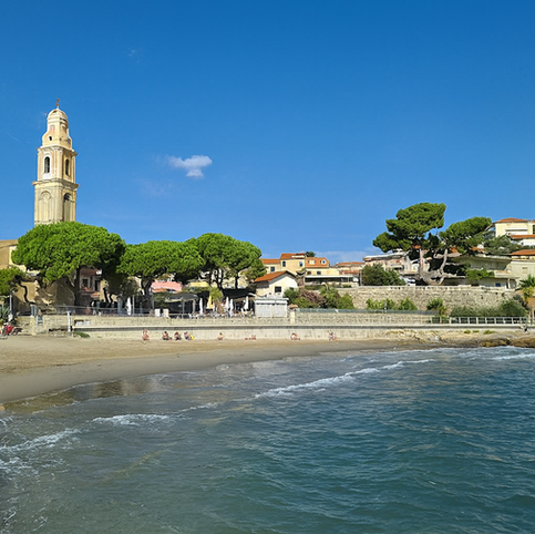Les plages de San Lorenzo al Mare, facilement accessibles à pied, sont parfaites pour les familles et les couples à la recherche de détente.
Les eaux cristallines et les fonds sablonneux vous invitent à nager, à faire de la plongée avec tuba ou simplement à bronzer.
Pour ceux qui souhaitent explorer, des endroits à proximité tels que Santo Stefano al Mare et Riva Ligure offrent des plages supplémentaires et des endroits paisibles.
