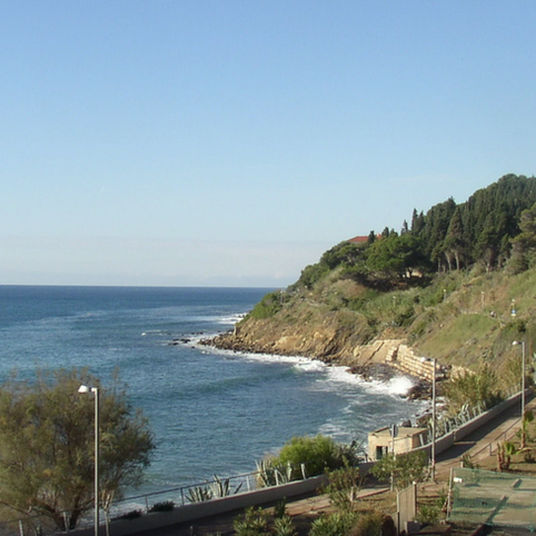 La piste cyclable et promenade piétonne côtière, s’étend de San Lorenzo al Mare à Ospedaletti et compte parmi les plus longues du bassin méditerranéen. Le parcours, principalement plat, longe essentiellement la mer, offrant des panoramas fantastiques.
En chemin, de nombreuses plages magnifiques vous invitent à faire une pause et à vous rafraîchir dans l’eau. Mais les petits villages côtiers que vous traversez en chemin valent également le détour pour y faire une pause ou déguster une délicieuse glace italienne par exemple.
