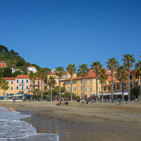 Les plages de San Lorenzo al Mare, facilement accessibles à pied, sont parfaites pour les familles et les couples à la recherche de détente.
Les eaux cristallines et les fonds sablonneux vous invitent à nager, à faire de la plongée avec tuba ou simplement à bronzer.
Pour ceux qui souhaitent explorer, des endroits à proximité tels que Santo Stefano al Mare et Riva Ligure offrent des plages supplémentaires et des endroits paisibles.