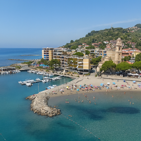 Les plages de San Lorenzo al Mare, facilement accessibles à pied, sont parfaites pour les familles et les couples à la recherche de détente.
Les eaux cristallines et les fonds sablonneux vous invitent à nager, à faire de la plongée avec tuba ou simplement à bronzer.
Pour ceux qui souhaitent explorer, des endroits à proximité tels que Santo Stefano al Mare et Riva Ligure offrent des plages supplémentaires et des endroits paisibles.
