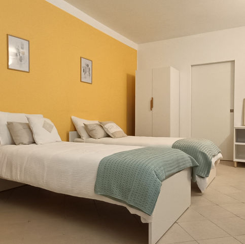 Un espace nuit supplémentaire pour accueillir confortablement les voyageurs. Le linge de lit est fourni.