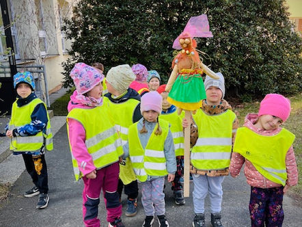 Medvídci a Motýlci vynášejí Moranu