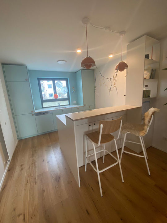 Holzstühle & -tresen