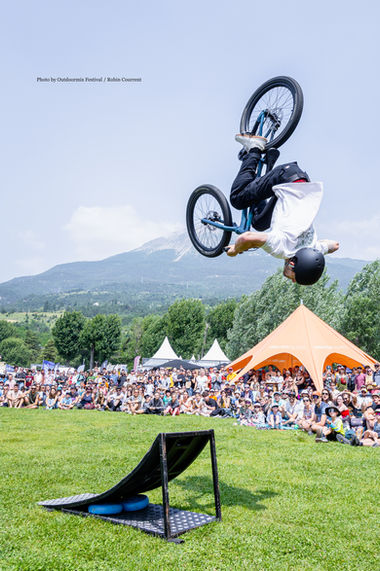 Loris Thibault en Backflip pendant son show de BMX devant le public de l'Outdoormix festival