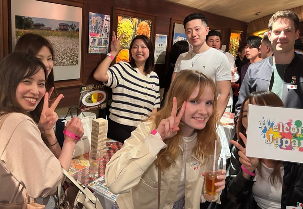 東京の渋谷・新宿・原宿で開催されるWelcomeTokyoの対面国際交流イベントで外国人 participants と笑顔で英会話を楽しむ参加者の様子(オンライン英会話の悩み解決と友達作り)