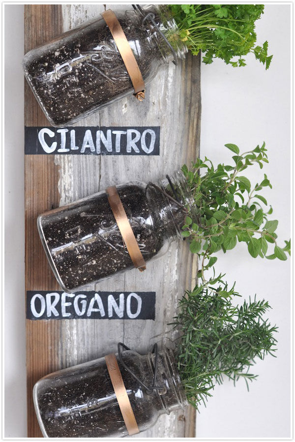 Huerto con tarros de cristal y madera.