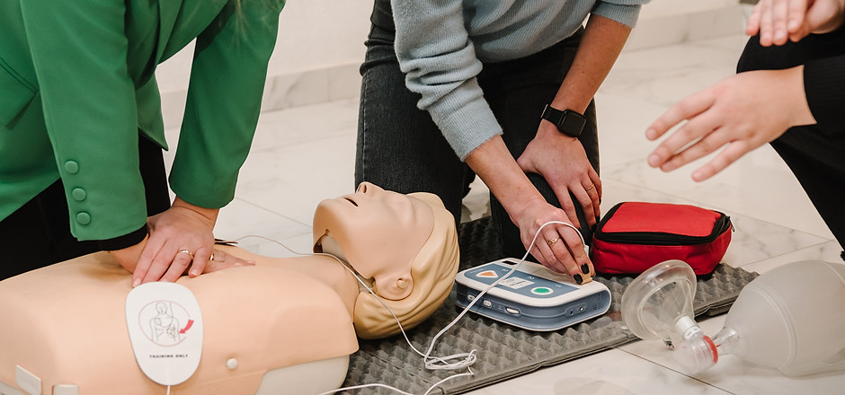 Automated external defibrillator device, AED with training dummy mannequin. Use an automat