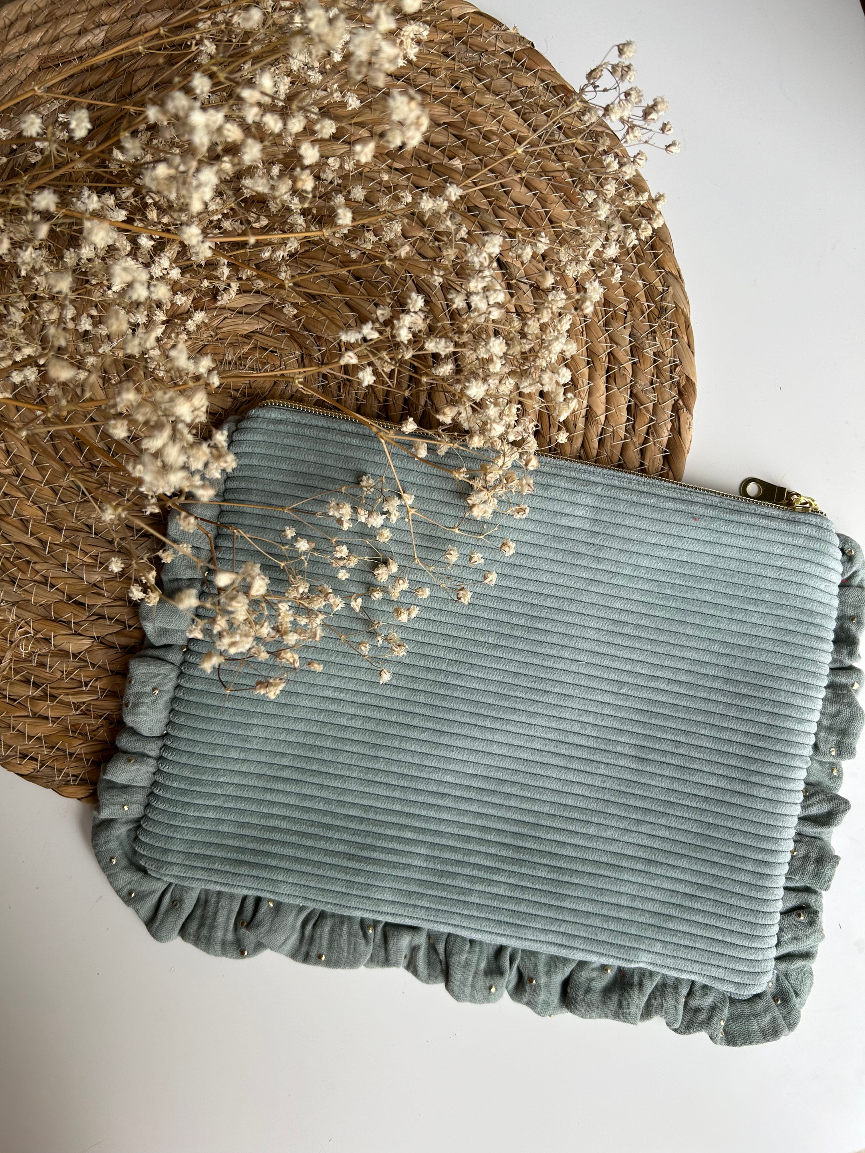 Pochette plate à froufrous en double gaze et velours côtelé