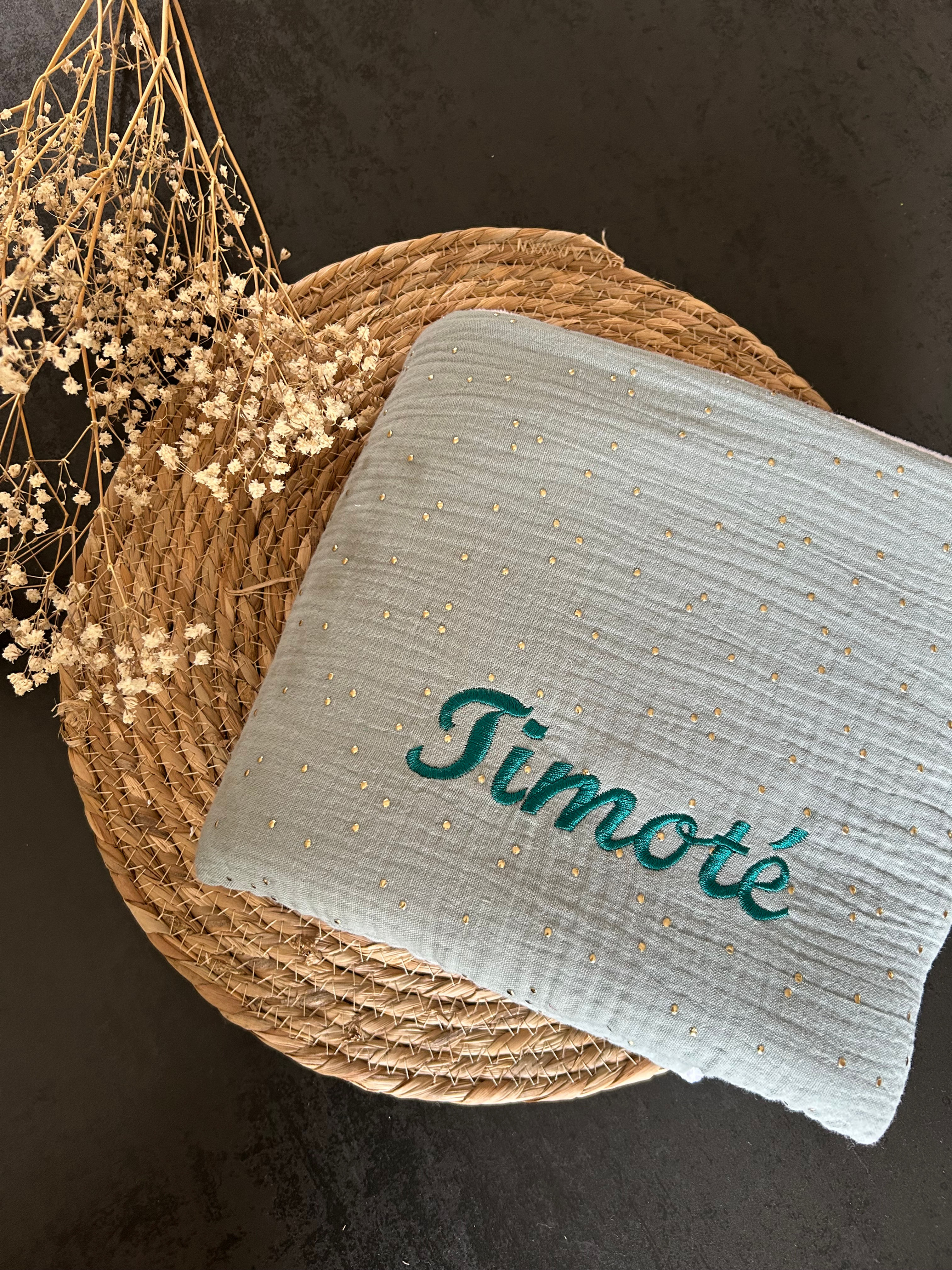 Couverture minky ou polaire et gaze de coton personnalisé avec une broderie