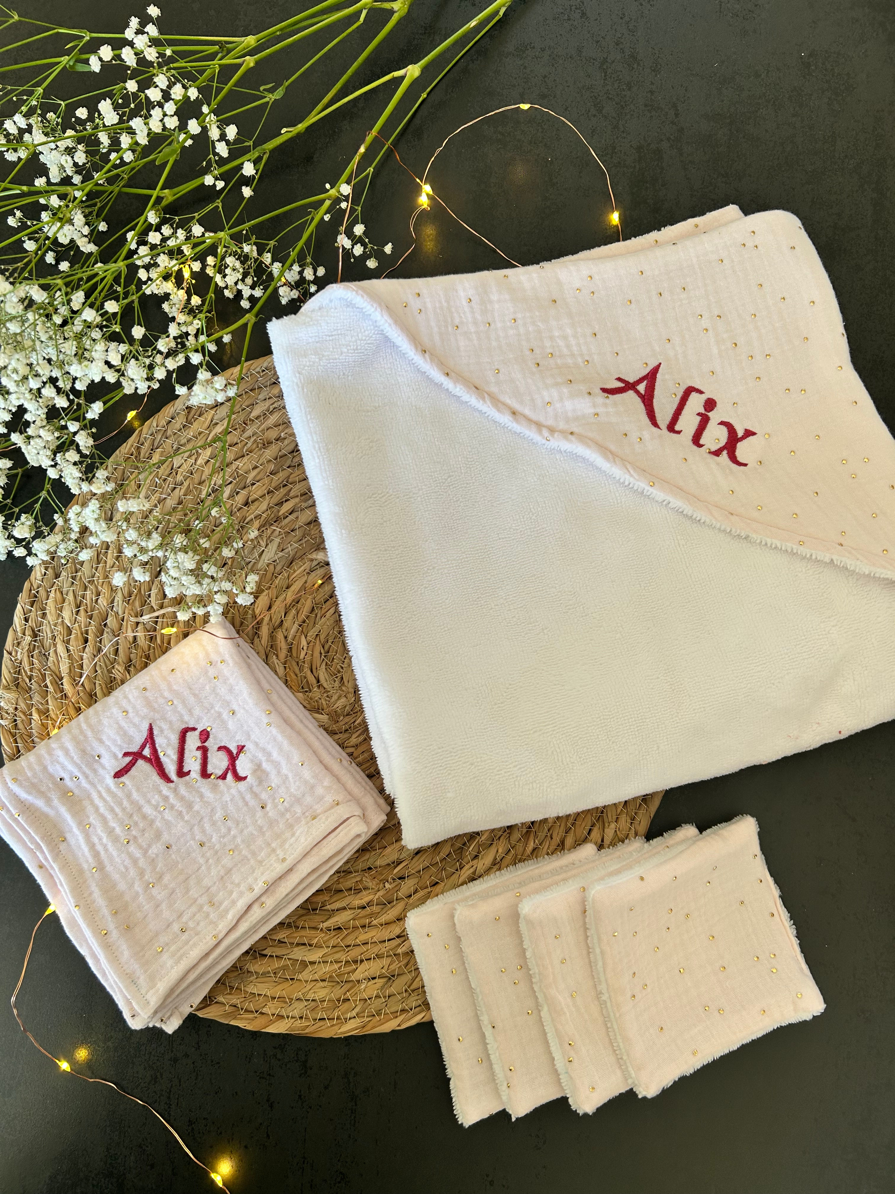 Le kit bain, la cape de bain, le lange et les 4 cotons