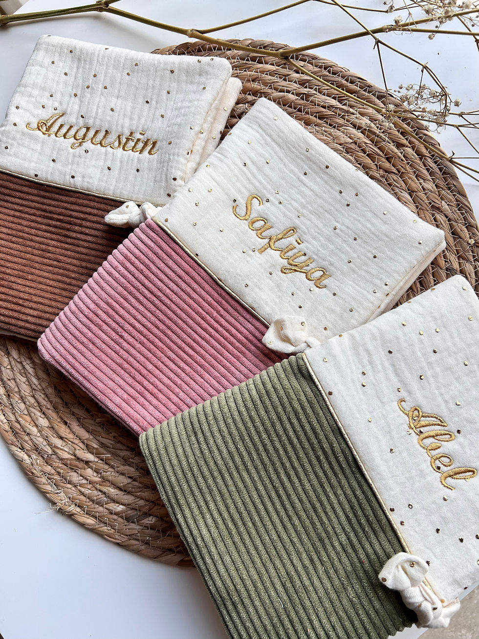 Protège carnet de santé bi matière personnalisé avec le prénom broderie