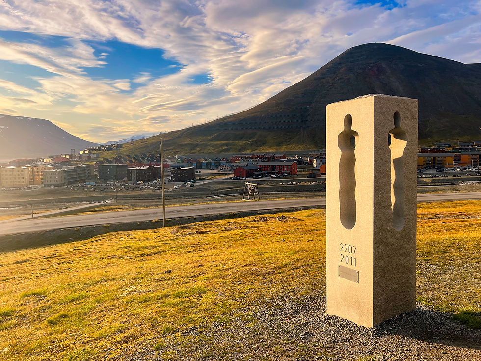 „In Stille verbunden – ein Denkmal für einen jungen Freund von Longyearbyen“