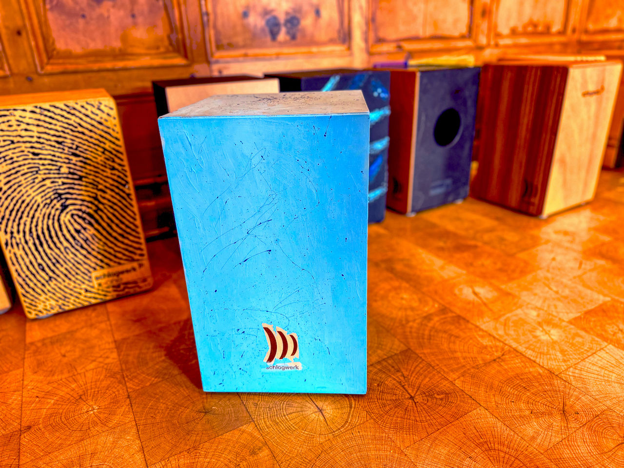 Cajon selbst gebaut und hellblau bemalt