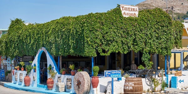 Şarap rotasının keyif durağı Embonas'da güzel bir taverna