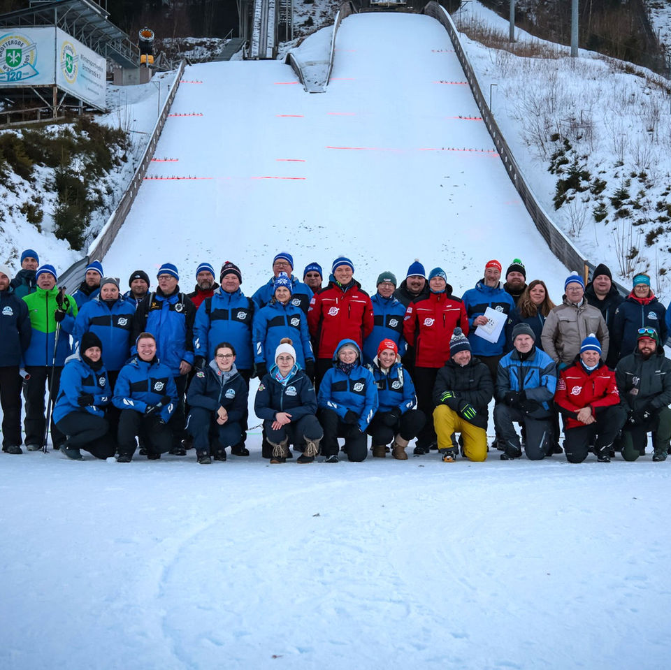 Gruppenfoto von Helfern vor der Nachwuchsschanze