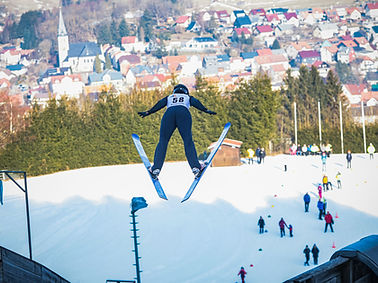 Skispringer im Flug auf der Jugendschanze