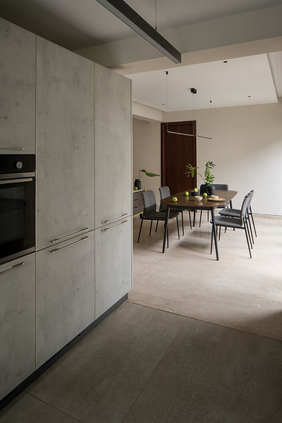 Grey minimalist kitchen in Bengaluru by Cabinets and Me - Project Evantha Aristi Bengaluru
