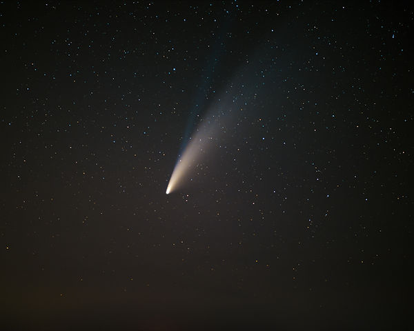 brilliant-comet-shines-across-starry-night-sky-2026-01-08-22-47-51-utc.jpg