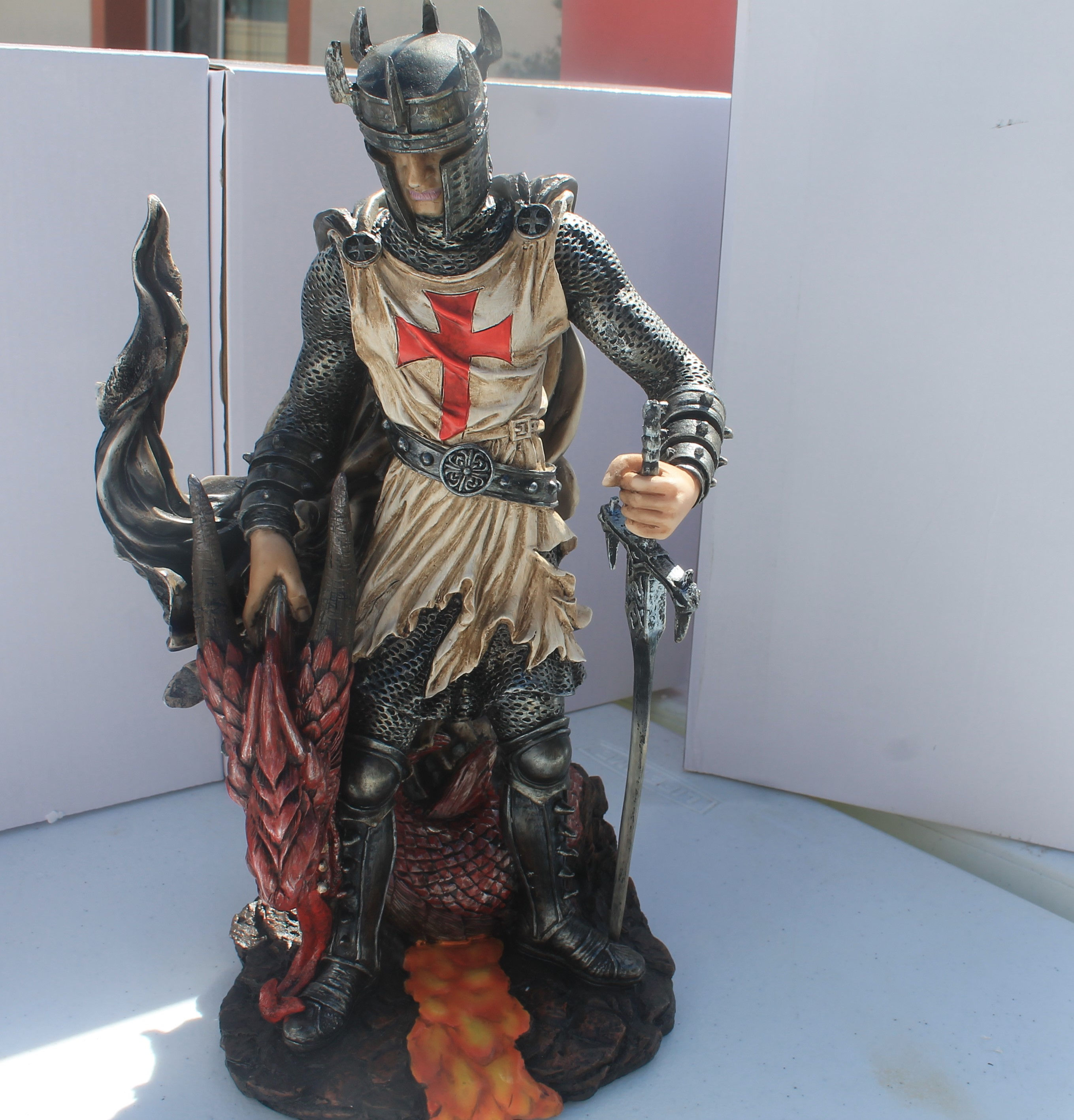 Statuette Chevalier & la tete du dragon rouge