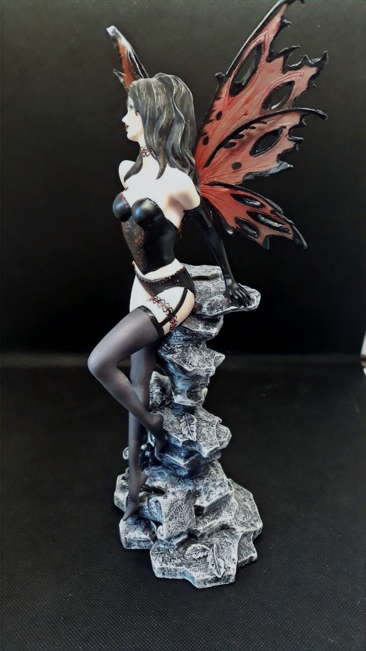 Figurine Fée Gothique sexy sur son rocher