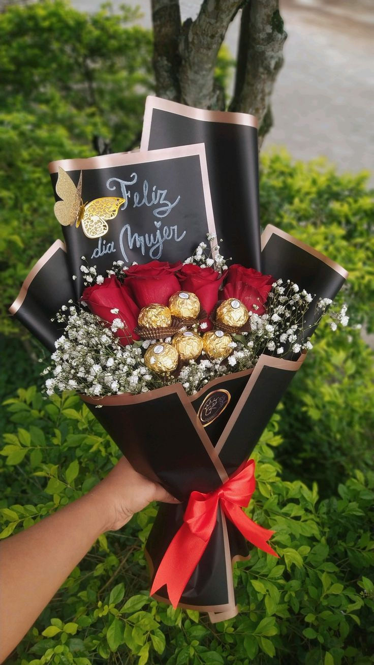 Golden Love – Rose & Chocolate Bouquet