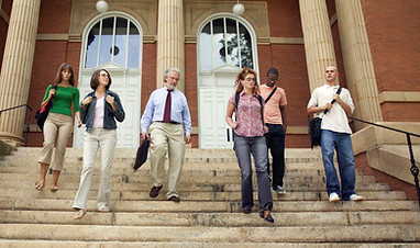 Estudiantes universitarios y profesor