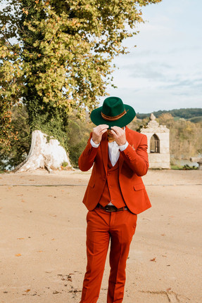 marié d'automne au costume orange et chapeau vert