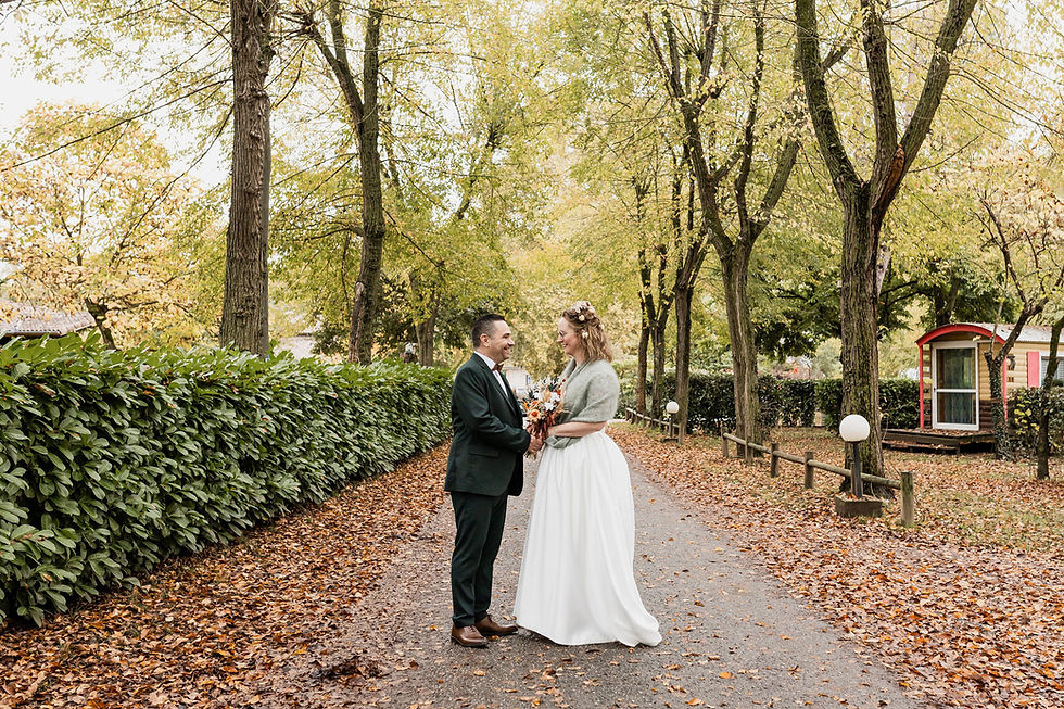 mariés d'automne pendant la séance de couple