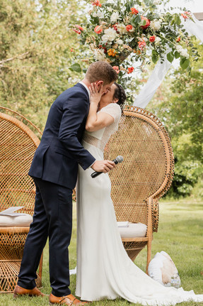 mariés qui s'embrassent durant la cérémonie laïque