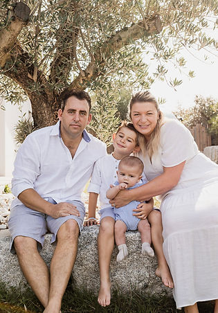 portrait de famille dans le jardin