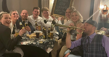 De jeugd vermaakt zich prima op het feestje van Pake