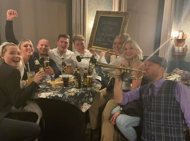 de jeugd vermaakt zich prima op het feestje van Pake