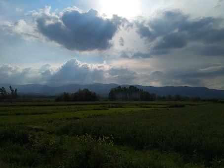 Diell pas shiut, fshati Menkulas poshtë malit Gramoz në DEVOLL