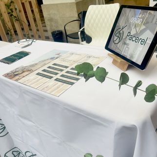 Stand Pacerel Immo avec tablettes, plaquettes de présentation et stylos