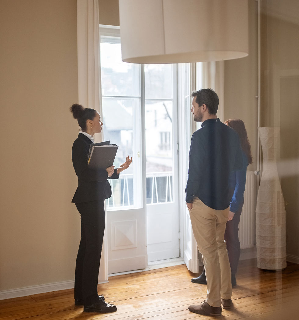 3 personnes visitant un appartement