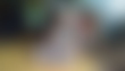 Una alumna examinando sus piezas