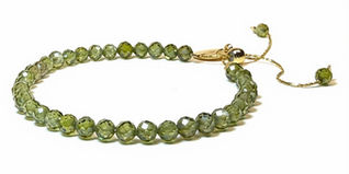 bracelet Paarot. Pierre naturelles.
Finitions chaine fine dorée à l’or fin 24 carats.
Fermeture perle coulissante ajustable.