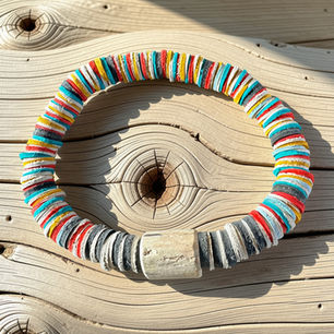 Bracelet Cuir réalisé à la main à l’emporte-pièce à l'atelier Paarot. Artisans créateur.