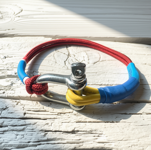Bracelet soie.
Manille en acier Inoxydable réalisée à l'atelier Paarot