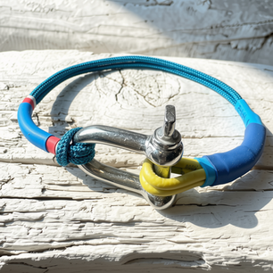 Bracelet soie.
Manille en acier Inoxydable réalisée à l'atelier Paarot