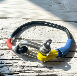 Bracelet soie.
Manille en acier Inoxydable réalisée à l'atelier Paarot