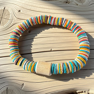 Bracelet Cuir réalisé à la main à l’emporte-pièce à l'atelier Paarot. Artisans créateur.